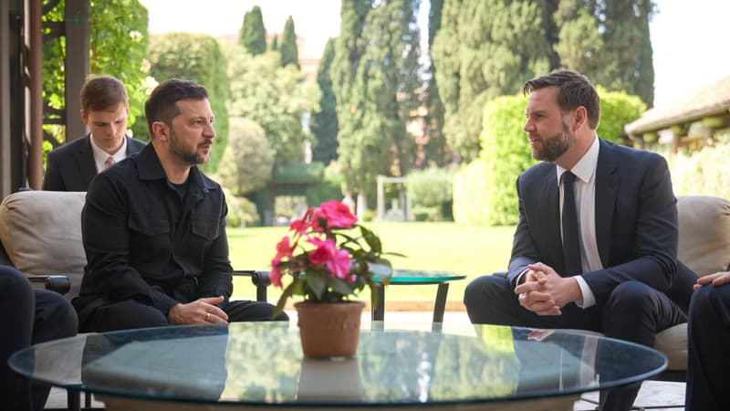 Cette photographie, prise et diffusée par le service de presse de la présidence ukrainienne le 18 mai 2025, montre le président Volodymyr Zelensky et le vice-président des États-Unis J.D. Vance en pleine conversation lors de leur rencontre à Rome.