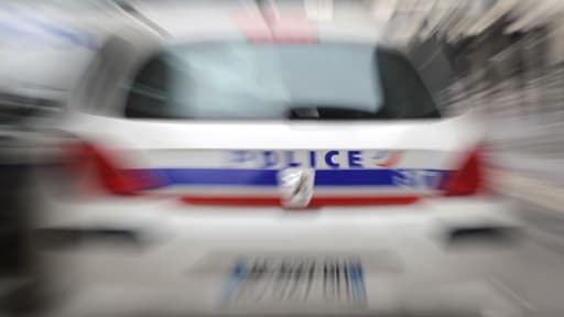 Un véhicule de police 