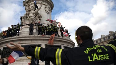 Des pompiers lors de la manifestation du 15 octobre à Paris, place de la République.