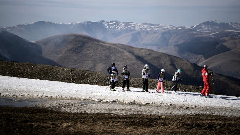 Un cours de ski dans la station de Superbagnères, dans les Pyrénées, le 15 février 2020.