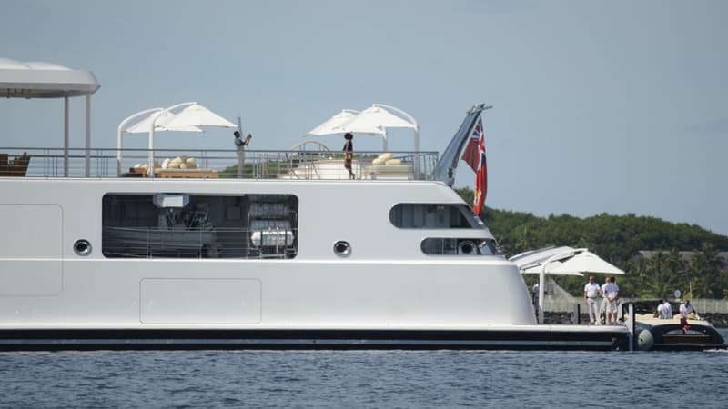 L'ex-président des Etats-Unis Barack Obama photographie sa femme Michelle en vacances, sur le pont du yacht The Rising Sun, en Polynésie française, le 14 avril 2017. 