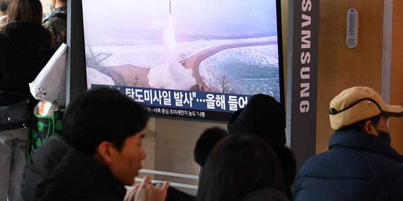 La télévision sud-coréenne montre les images d'un tir de missile de la Corée du Nord, le 4 janvier 2026 à Séoul