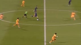 Le but de 50 mètres de Pierre-Yves Hamel lors de Paris FC-Rodez (2-0, Ligue 2), le 5 décembre 2023