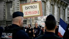 Des personnes manifestent le 15 février 2025 devant la mairie de Pau avant une rencontre entre François Bayrou et le collectif des victimes du collège-lycée Notre-Dame-de-Bétharram (image d'illustration)