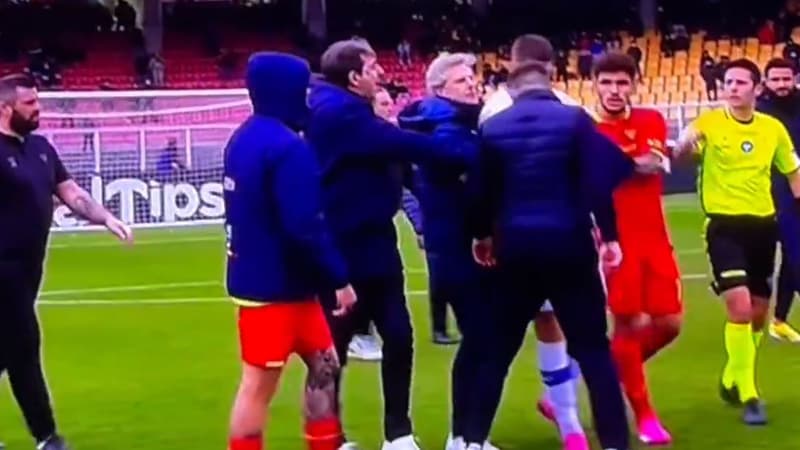 L'entraîneur de Lecce assène un coup de tête à un joueur de Vérone, le 10 mars 2024