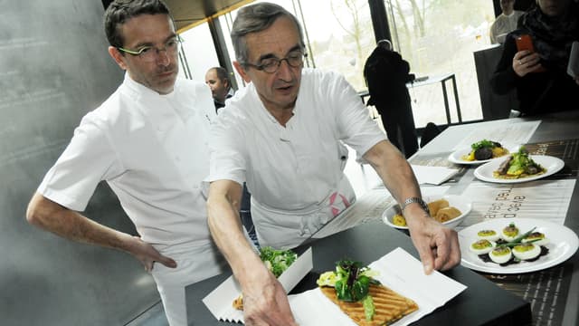 Michel Bras (à droite) avec son fils Sébastien dans son restaurant du musée Soulages à Rodez, en mars 2014.