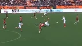 Romain Del Castillo taclé par Abdoulaye Faye lors de Lorient-Brest en Ligue 1 le 19 octobre 2025