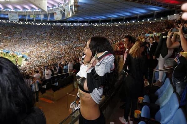 Rihanna enlève le haut