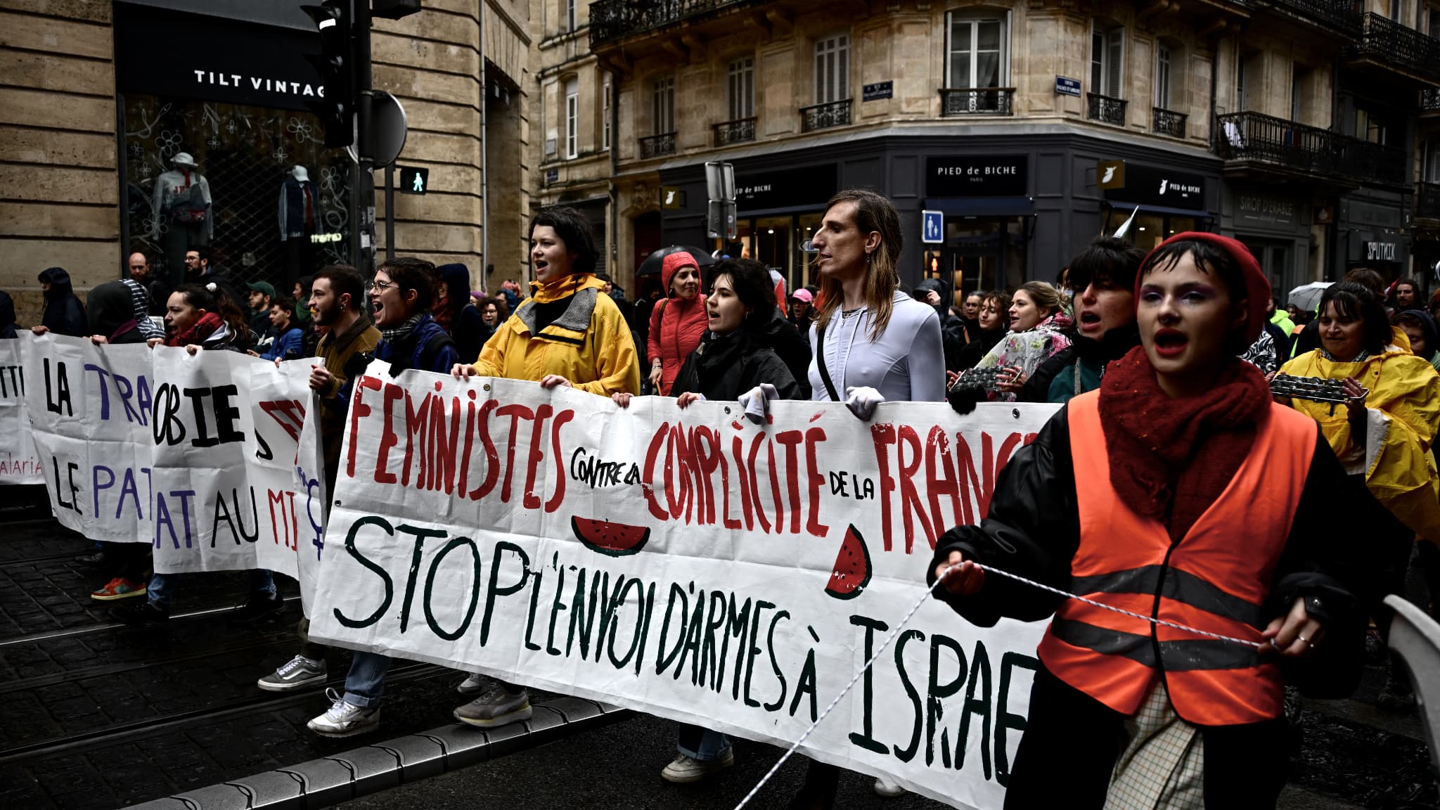 Des militantes féministes à Bordeaux défilent le 1er mai et dénoncent l'envoi d'armes à Israël de la part de la France Des militantes féministes à Bordeaux défilent le 1er mai et dénoncent l'envoi d'armes à Israël de la part de la France