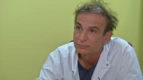 Le professeur Maurice Mimoun, chef de service de chirurgie plastique et de traitements chirurgicaux des&nbsp;brûlés de l'hôpital Saint-Louis.