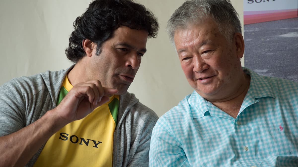 Sergio Echigo (à droite) avec la légende brésilienne Rai en 2014 Sergio Echigo (à droite) avec la légende brésilienne Rai en 2014