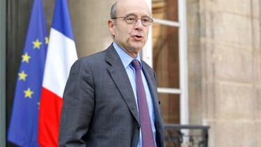 Alain Juppé à la sortie du conseil des ministres, mercredi. Le ministre des Affaires étrangères s'inquiète du manque de fonds du Quai d'Orsay et estime que la France, actuellement engagée dans l'opération en Libye, pourrait à terme ne plus avoir "tout à f