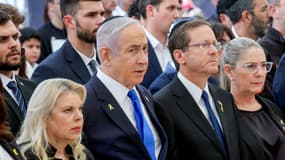 Sarah Netanyahu, Benjamin Netanyahu, Isaac Herzog et Michal Herzog lors d'une cérémonie commémorative pour les Israéliens tués lors de l'anniversaire hébraïque de l'attaque du Hamas le 7 octobre au cimetière militaire du Mont Herzl à Jérusalem, le 27 octobre 2024.