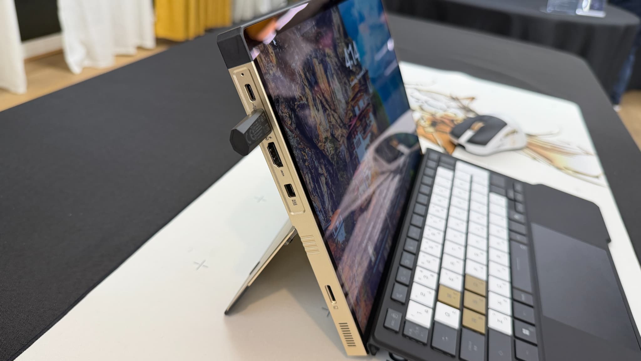 La ROG Flow Z13 propose un clavier détachable et fait le plein de connectiques (HDMI, USB-C, USB-A, microSD) La ROG Flow Z13 propose un clavier détachable et fait le plein de connectiques (HDMI, USB-C, USB-A, microSD)