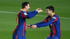 Lionel Messi plongeant dans les bras de Pedri après un but du Barça