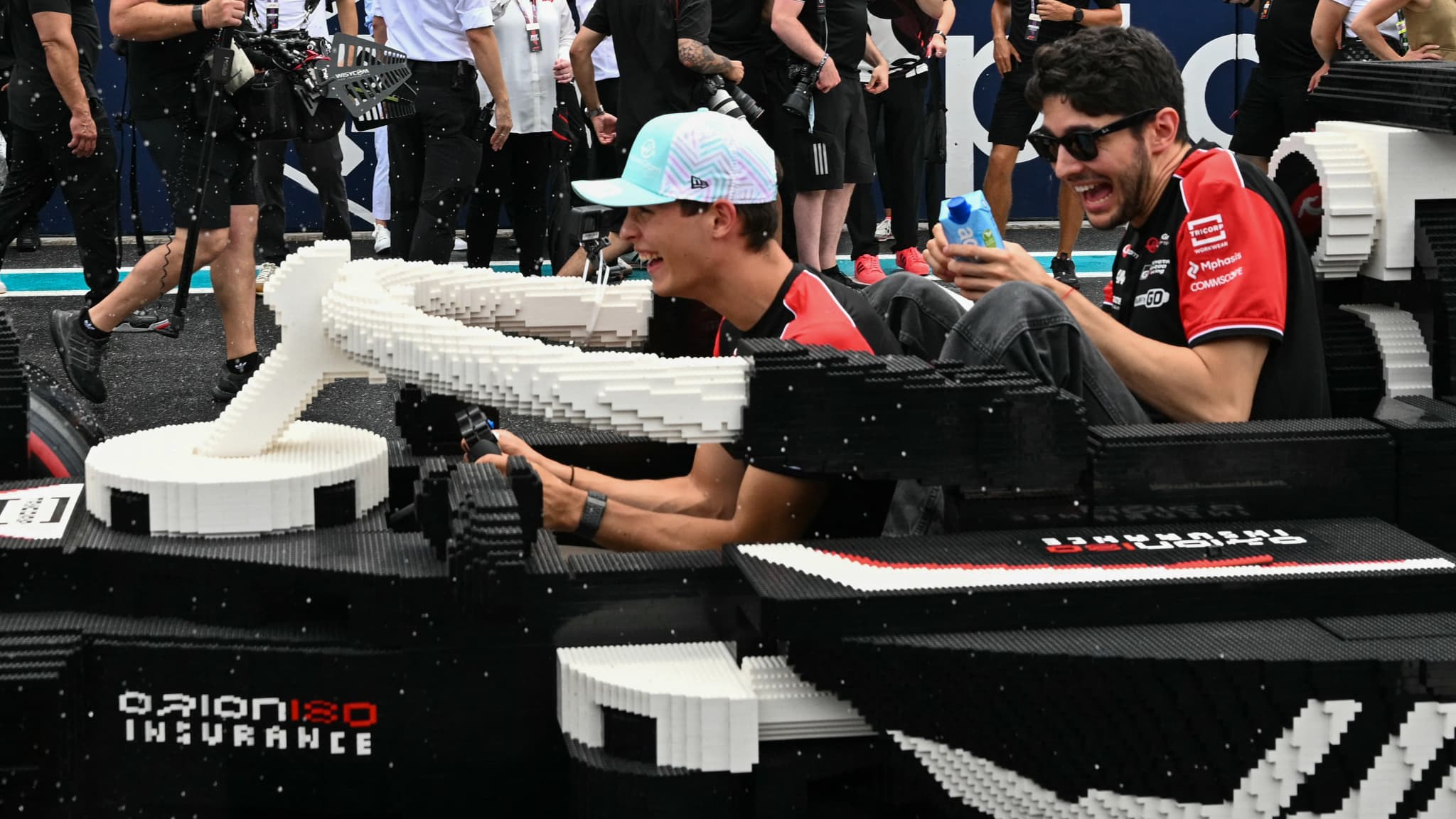 Ocon et Bearman dans la voiture Haas... en Lego pour la parade des pilotes à Miami, 4 mai 2025 Ocon et Bearman dans la voiture Haas... en Lego pour la parade des pilotes à Miami, 4 mai 2025