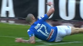 Marek Hamsik a taclé le poteau de corner.