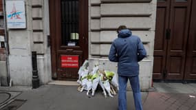 Des personnes rendent hommage aux deux sapeurs-pompiers morts dans une explosion à Paris. 