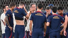 Luis Enrique en train de parler aux joueurs du PSG pendant un entraînement au Japon, le 31 juillet 2023