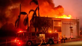 Une banque engloutie par les flammes le long de Lake Ave, dans le comté de Los Angeles, en Californie, le 8 janvier 2025.