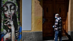 Un homme devant sa porte à Madrid, le 3 avril, 2020, alors que la ville a été placée en quarantaine. 