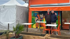 Mustapha Abouabderrahmane, restaurateur à Mériganc, avec Frédéric, sans abri.