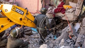 Des sauveteurs cherchent des survivants sous les décombres d'une maison effondrée, à Moulay Brahim (Maroc), le 9 septembre 2023.
