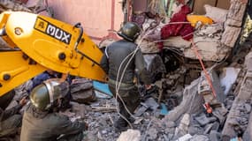 Des sauveteurs cherchent des survivants sous les décombres d'une maison effondrée, à Moulay Brahim (Maroc), le 9 septembre 2023.