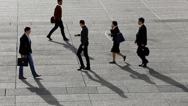 Des salariés traversent le parvis de La Défense, à l'ouest de Paris.