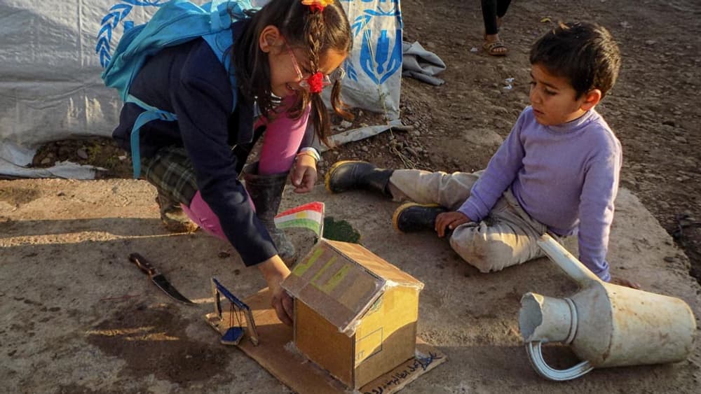 Photo prise par un stagiaire: deux enfants jouent par terre. Photo prise par un stagiaire: deux enfants jouent par terre.