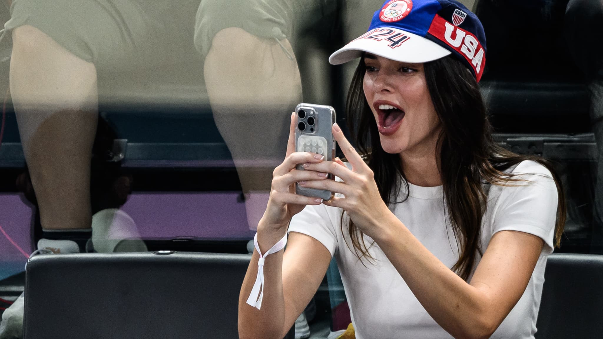 Kendall Jenner assiste aux épreuves de gymnastique aux JO de Paris.