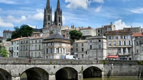 La tranquille petite ville de Niort est le théâtre, depuis plusieurs années, d'une rumeur selon laquelle la mairie ferait venir des habitants du 93 contre compensation. La maire a déposé une plainte contre X le 11 octobre.