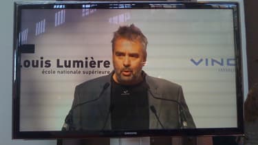 L'école de la cité a permis au réalisateur de faire des économies, voire de gagner de l'argent