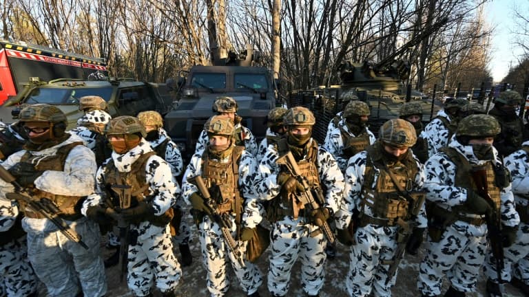 Des soldats participent à des exercices militaires à Pripiat, dans la zone d'exclusion de Tchernobyl, le 4 février 2022 en Ukraine 