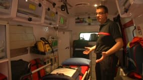 Ce pompier raconte comment deux randonneurs se sont faits attaquer par un essaim d'abeilles, jusqu'à l'intérieur de l'ambulance