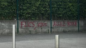 Des tags hostiles à la police découverts sur des murs à Ivry-sur-Seine.