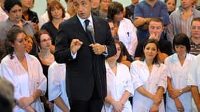 En déplacement dans les Vosges sur le thème de l'emploi, Nicolas Sarkozy a annoncé vendredi le déblocage d'une enveloppe pour la création de 20.000 contrats aidés supplémentaires d'ici la fin de l'année. /Photo prise le 2 septembre 2011/REUTERS/Philippe W