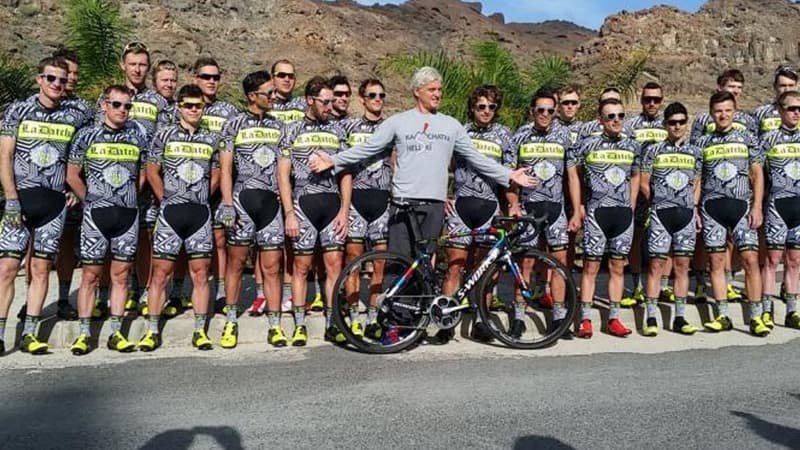 L'équipe Tinkoff-Saxo au grand complet (avec son big boss Alex Tinkoff) pas peu fière de présenter sa nouvelle tenue d'entraînement.