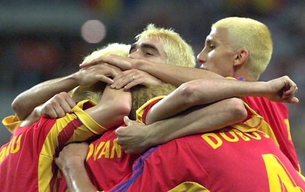 Les joueurs roumains avec les cheveux blonds lors de la Coupe du monde 1998