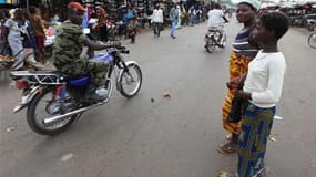 Dans une rue de Bouaké, dans le nord de la Côte d'Ivoire, la semaine dernière. Le ministre français de la Défense, Alain Juppé, lance un appel au sang-froid en Côte d'Ivoire, où les partisans d'Alassane Ouattara sont appelés à manifester pour réclamer le