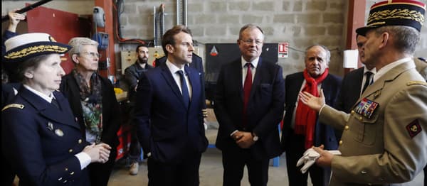 Le Président de la République, Emmanuel Macron, se tient à côté de Patrick Molis, PDG d'Heli Union, lors d'une visite du site d’Uzein, le 14 janvier 2020.