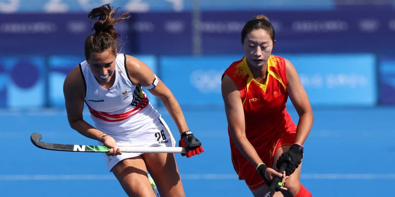 La hockeyeuse chinoise Yunxia Fan (à droite) lors d'un match contre la Belgique au JO de Paris