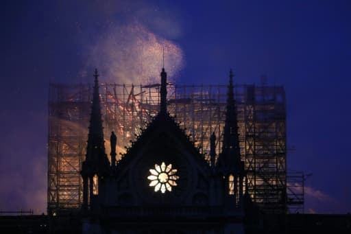 La flèche de Notre-Dame s'effondre, à Paris le 15 avril 2019 La flèche de Notre-Dame s'effondre, à Paris le 15 avril 2019