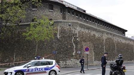 Devant la prison de la Santé, mercredi. Le parquet de Paris a ouvert jeudi une information judiciaire à l'encontre du détenu qui avait pris la veille un psychiatre en otage pendant plusieurs heures dans cet établissement pénitentiaire. /Photo prise le 7 a