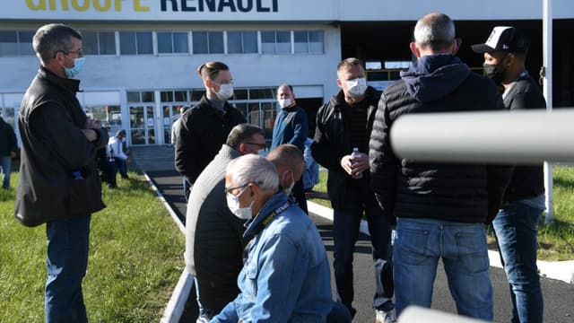Des salariés et syndicalistes rassemblés devant la Fonderie de Bretagne, le 28 avril 2021 à Caudan