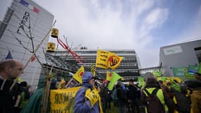 Des centaines de personnes ont manifesté à Caen le 23 mars 2024 contre la relance du nucléaire et la mise en service de l'EPR de Flamanville. 