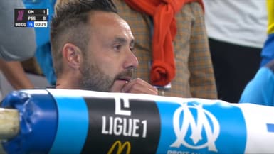 Roberto De Zerbi installe juste derrière son banc de touche après son expulsion lors du match OM-PSG, le 22 septembre 2025