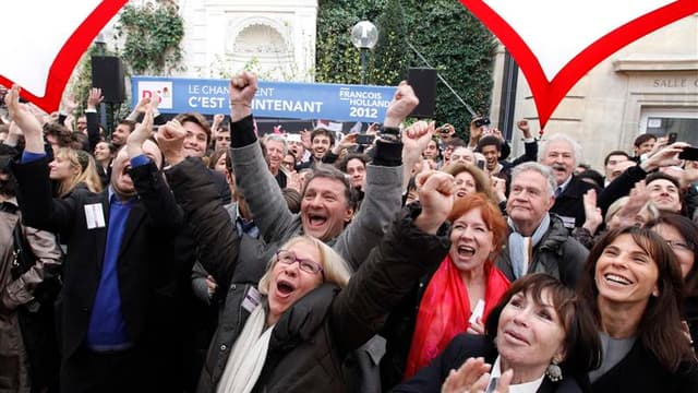 Réunis rue de Solférino, militants et ténors du Parti socialiste ont accueilli avec enthousiasme le score de François Hollande, arrivé en tête au premier tour de l'élection présidentielle, et la "dynamique formidable" qu'il déclenche en vue du second tour