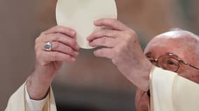 Le pape François mange le pain sacré alors qu'il célèbre l'eucharistie lors d'une messe à l'occasion de la fête de la Dédicace de la basilique Saint-Jean-de-Latran, le 9 novembre 2019 à la basilique Saint-Jean-de-Latran à Rome. Photo d'illustration 