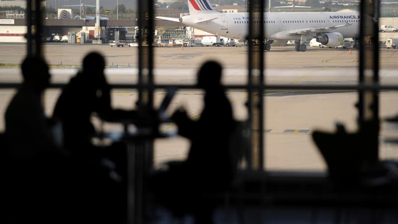 Des passagers dans l'aéroport d'Orly, image di'illustration.